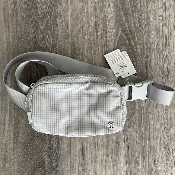 Brand new Lululemon Everywhere Belt Bag grey/ seal grey graphic squares pattern - Picture 1 of 10
